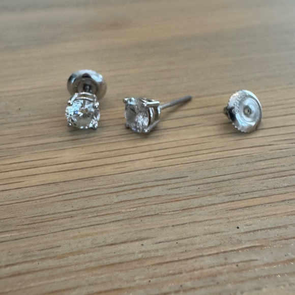 Platinum & Diamond Stud Earrings 1.0 Tot CT weight - Picture 2 of 6